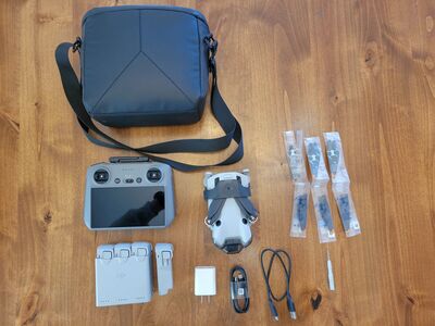 DJI Mini 4 Pro Fly More Combo ( 4 battery's total)