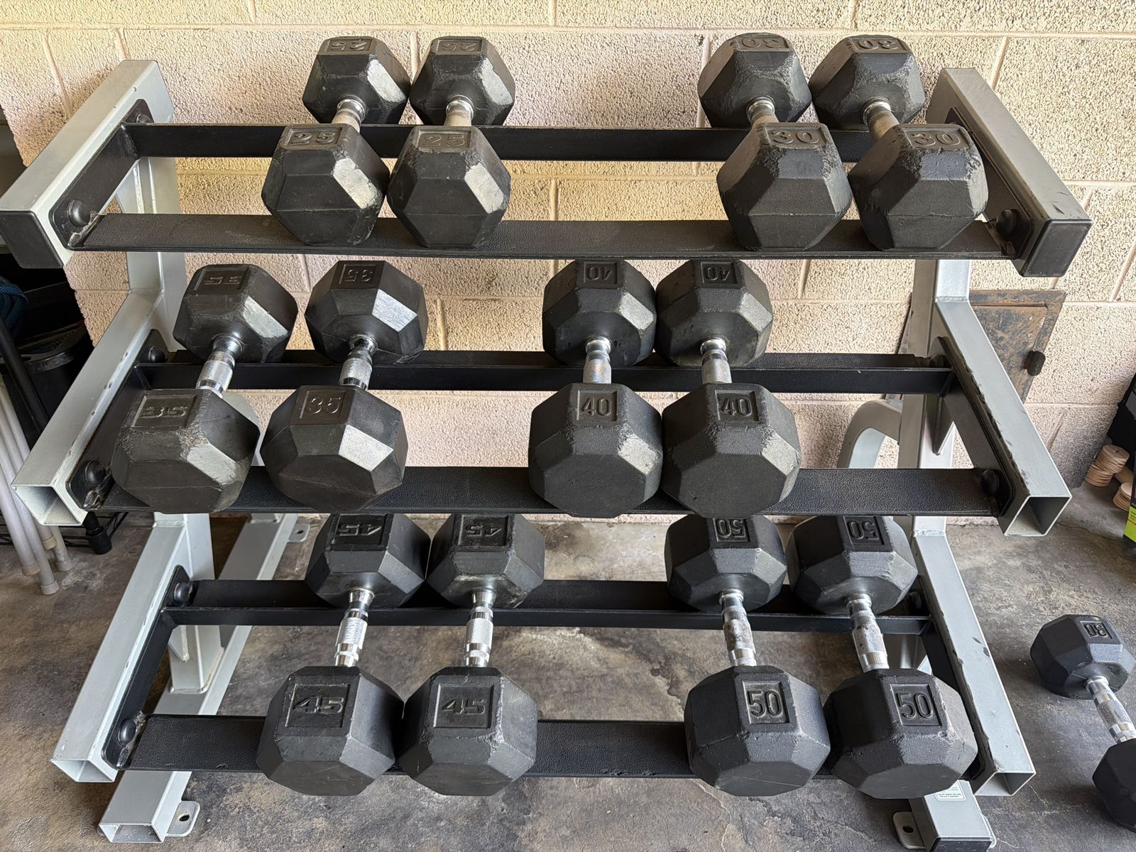 ️‍️ Hex Dumbbell Set w/ Rack – 25–50 lbs (home gym!)