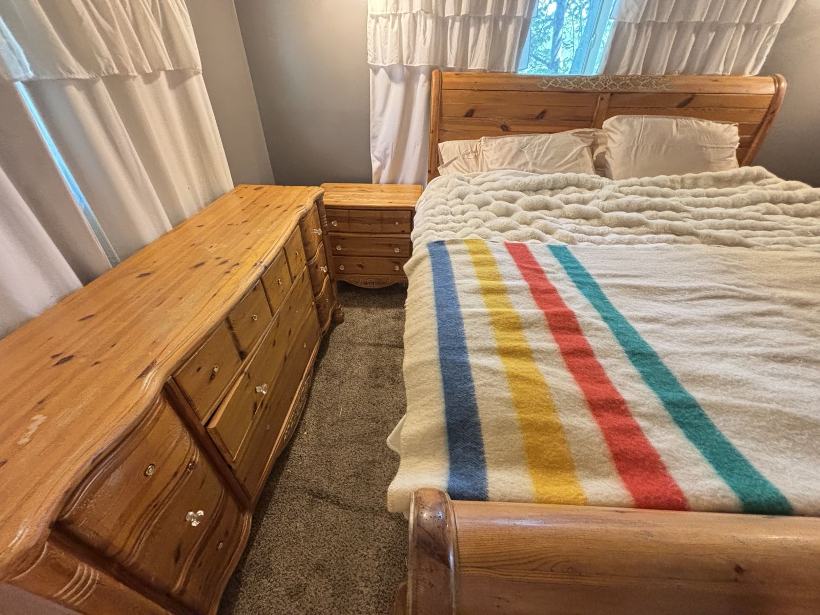 King Solid Knotty Pine Wood Bedroom Furniture Set - Sleigh Bed Frame, Dresser, Nightstands