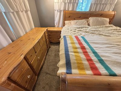 King Solid Knotty Pine Wood Bedroom Furniture Set - Sleigh Bed Frame, Dresser, Nightstands