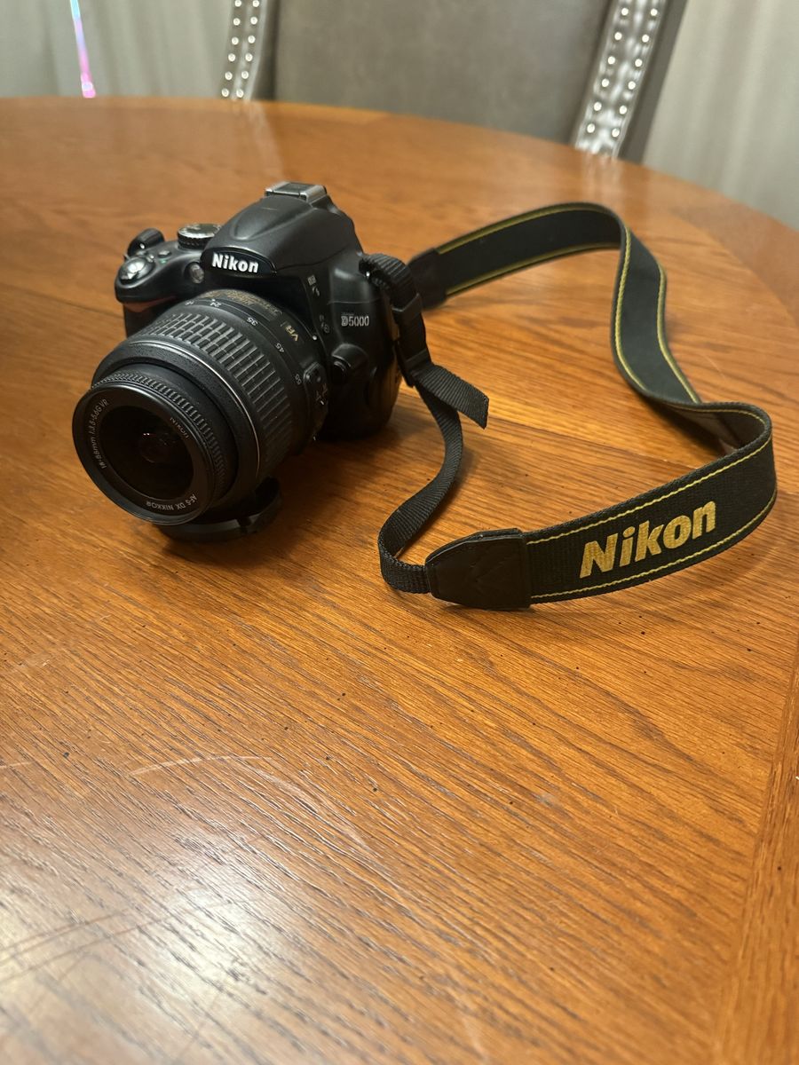 Nikon D5000 DSLR Camera with AF-S DX NIKKOR 18-55mm f/3.5-5.6G VR Lens, Battery & Charger