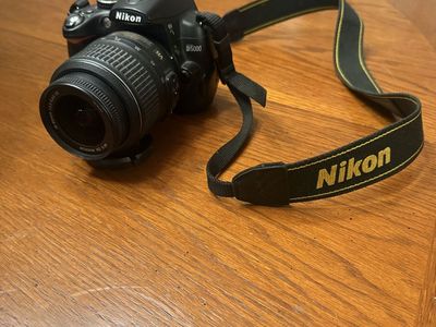 Nikon D5000 DSLR Camera with AF-S DX NIKKOR 18-55mm f/3.5-5.6G VR Lens, Battery & Charger