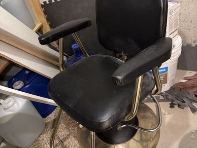 Free! Vintage Black Vinyl Hydraulic Salon Barber Chair with Footrest and recline. Also shampoo chair.