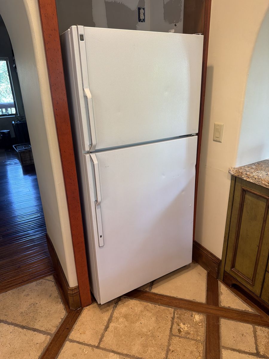 GE White Top Freezer Refrigerator - Reliable, Spacious, and Energy Efficient