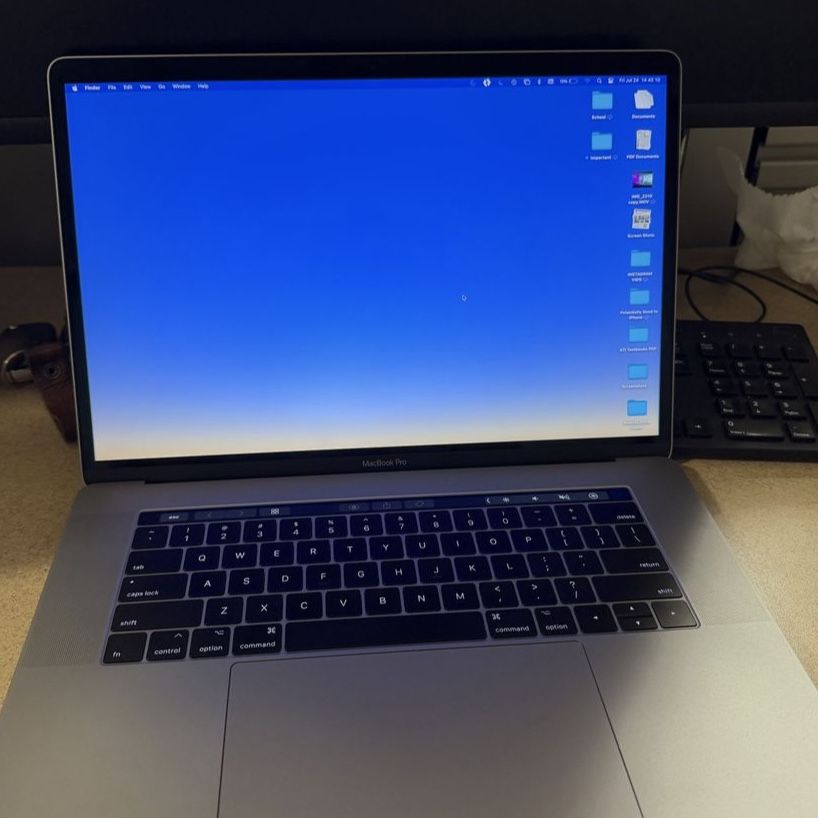 Apple MacBook Pro 2017 15" Intel i7 16GB RAM 2.8GHz Quad-Core Laptop with Charger