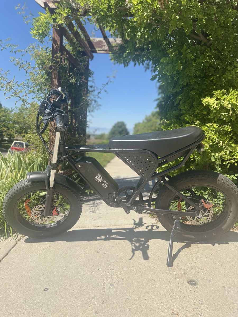 Ridstar Q20 E-Bike - 33mph, 30+ Mile Range, Custom Light, Charger & 2 Keys Included
