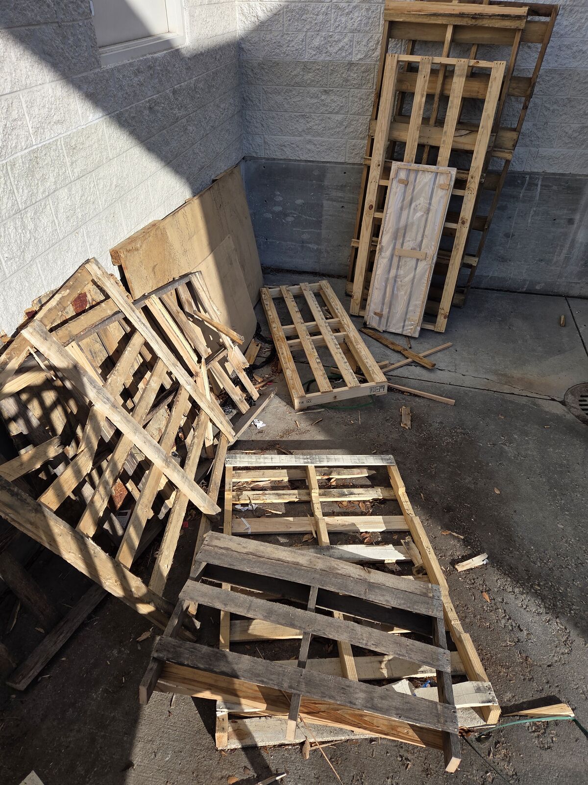 Free Pallets, Mostly odd sizes - pallet wood projects!