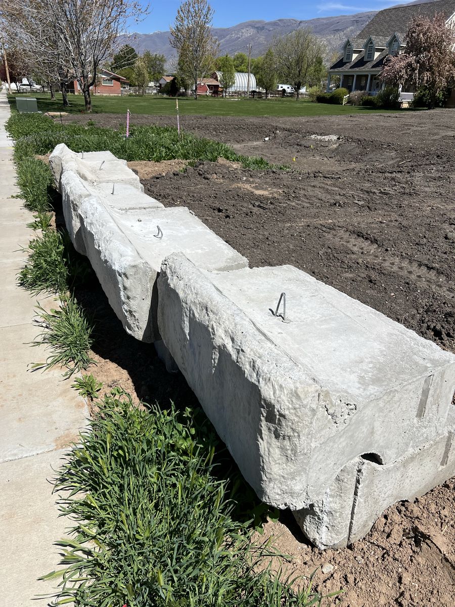 Concrete retaining blocks