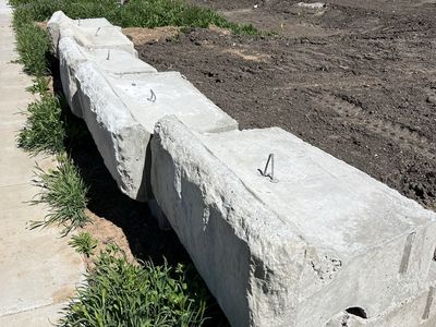 Concrete retaining blocks