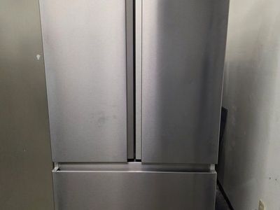 New from scratch and dent Hisense refrigeratorde