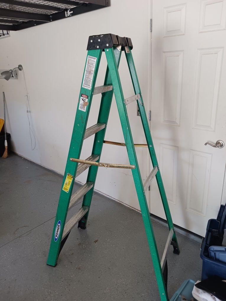 Werner 6ft Fiberglass Step Ladder - Type II - 225 lbs Duty Rating - Green