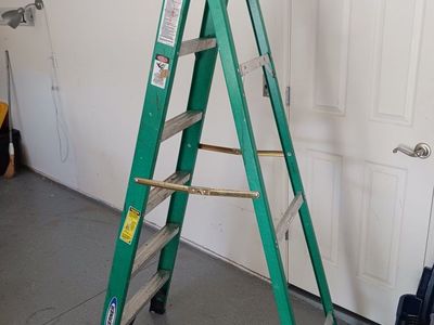 Werner 6ft Fiberglass Step Ladder - Type II - 225 lbs Duty Rating - Green