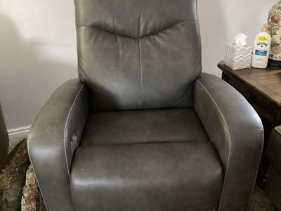 Power "Zero Gravity" Recliner with Power Headrest & USB