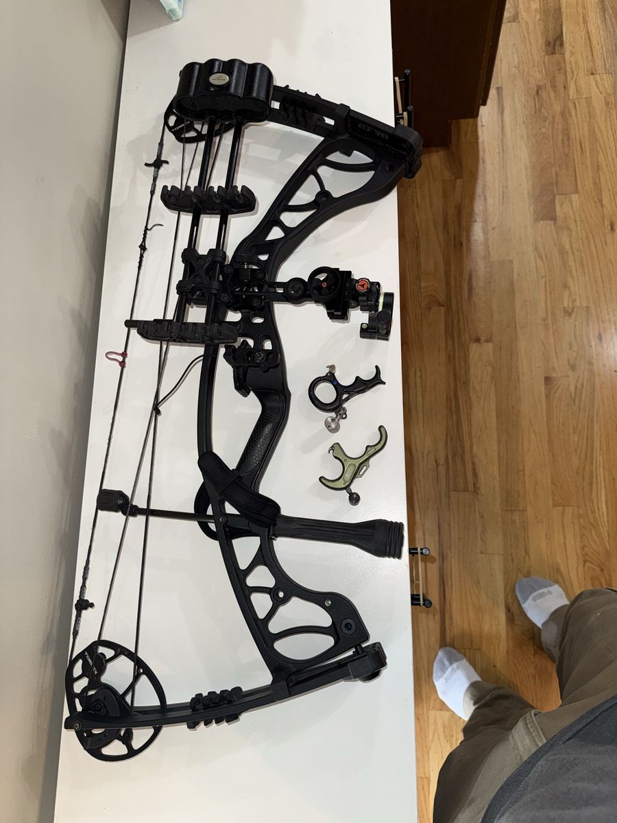 Hoyt Torrex Compound Bow - Black, Right Hand, Hunting Ready