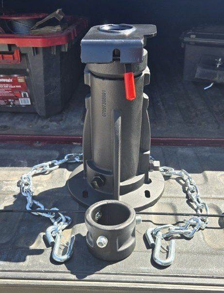 Heavy Duty Adjustable Fifth Wheel to Gooseneck Adapter  with Chain
