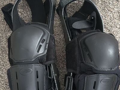 DonJoy Armor Knee Braces with Impact Guards - Medium