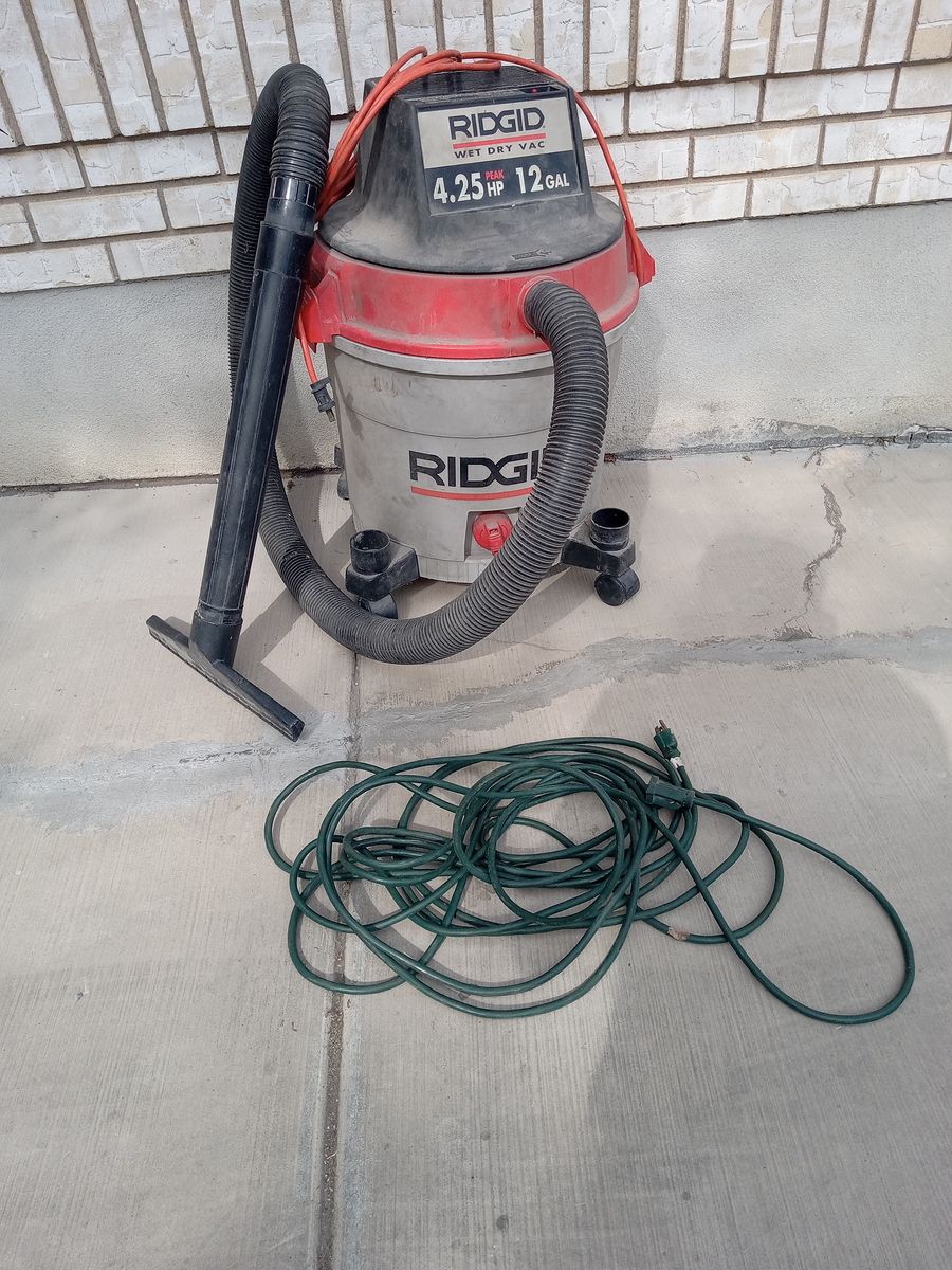 RIDGID 12 Gallon 4.25 Peak HP Wet/Dry Vacuum with Hose and Attachment