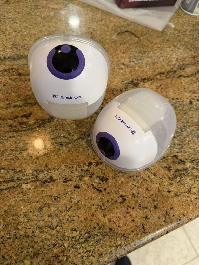 Lansinoh Discreet Duo pumps