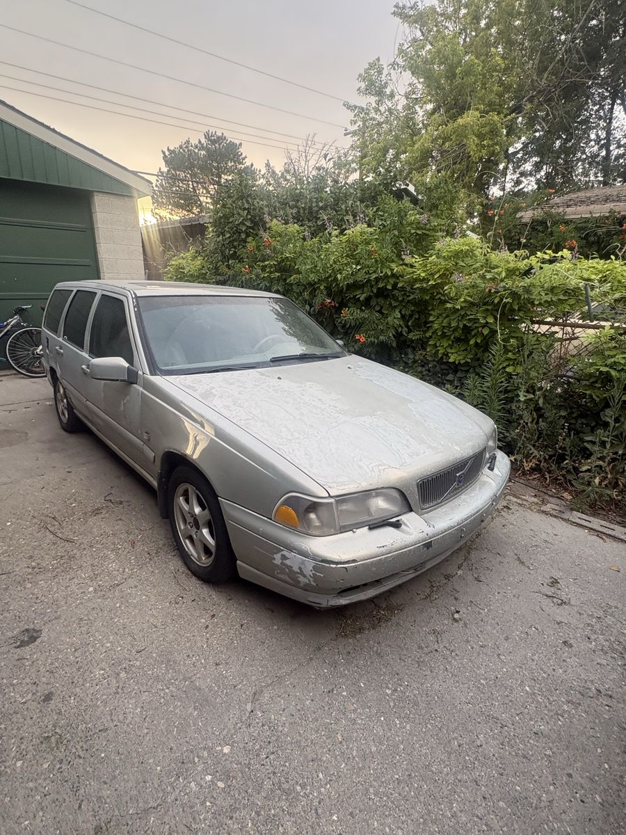 2000 Volvo V70 Base