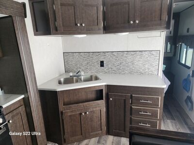 2019 Heartland Trail Runner 293 SLE- Huge kitchen space!