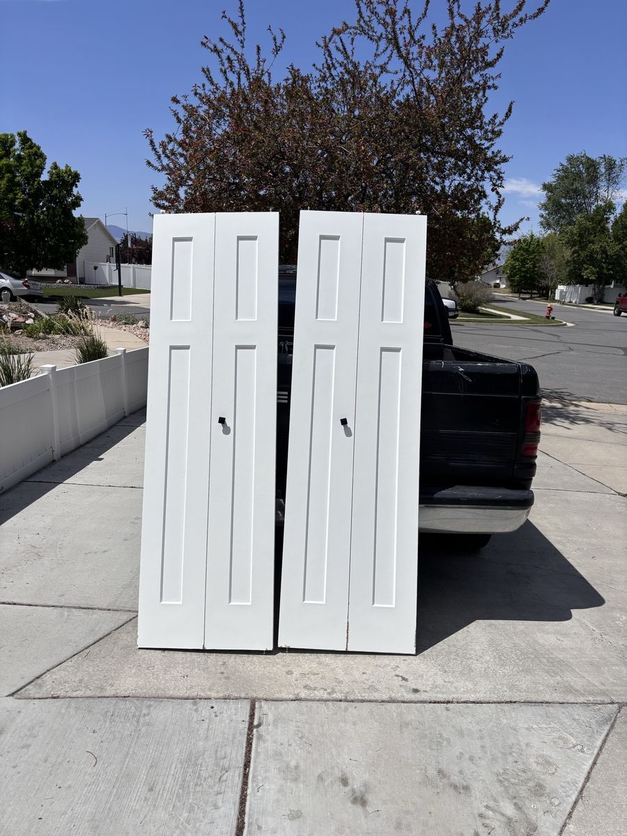 4 foot Bi-fold closet doors craftsman/shaker style.