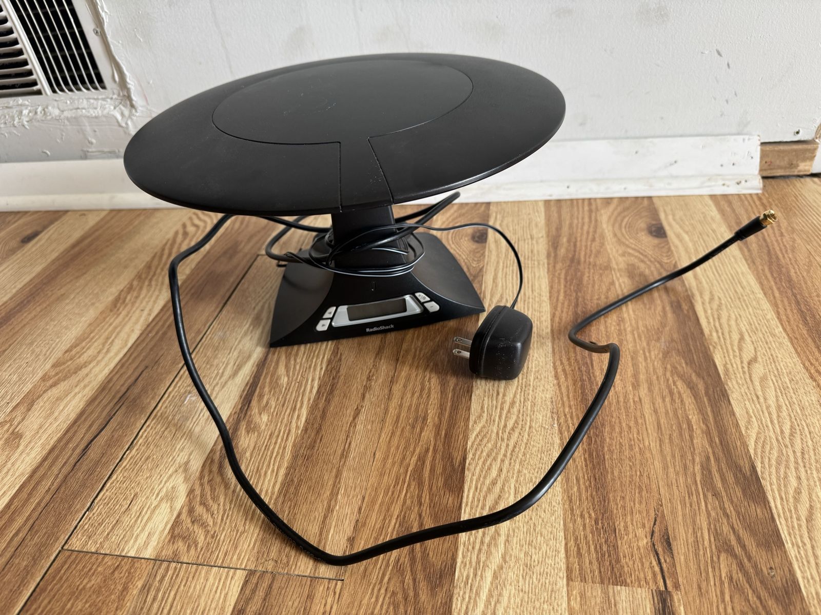 RadioShack Black Amplified Indoor HDTV Antenna with Signal Strength Meter