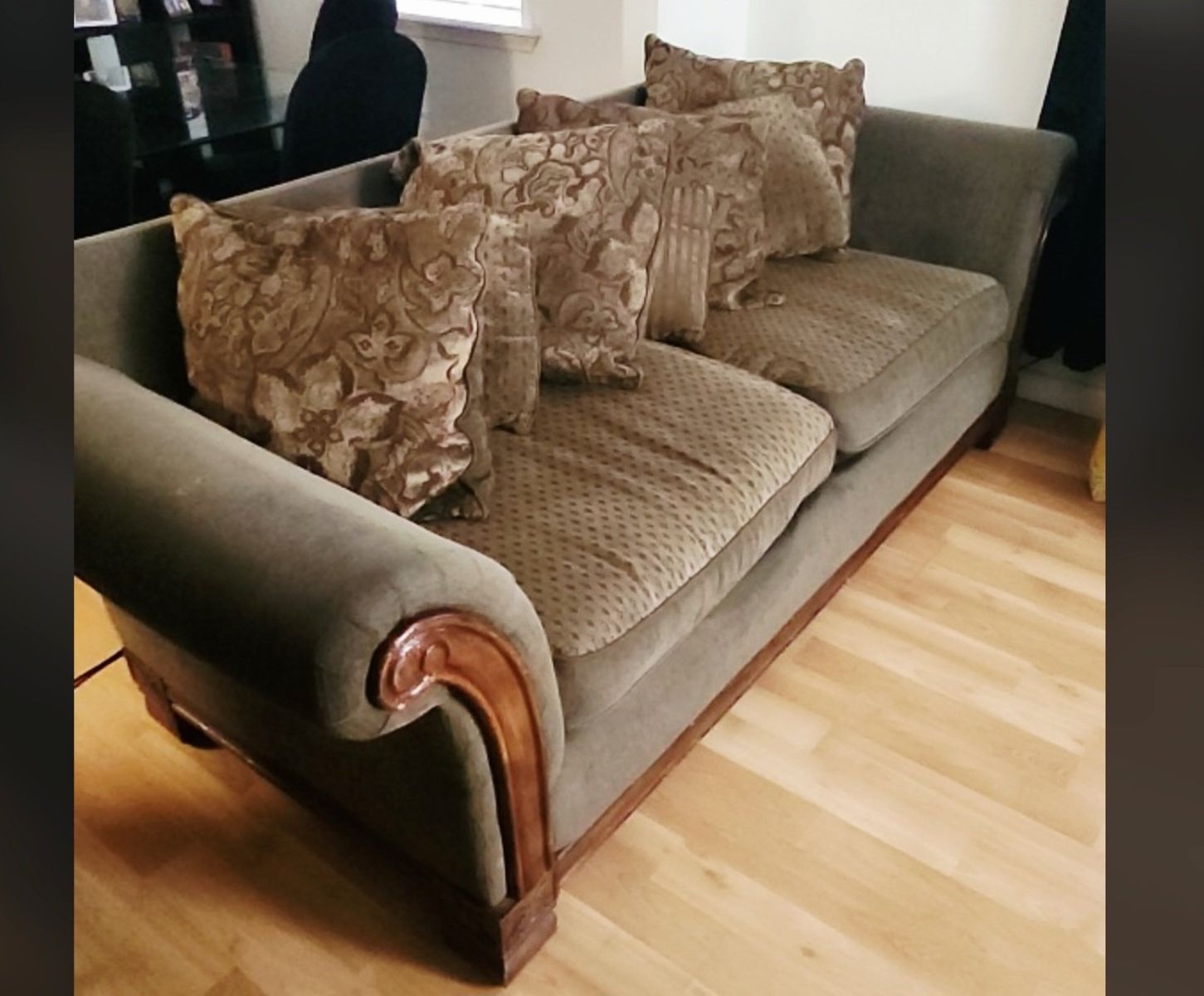 Couche and loveseat