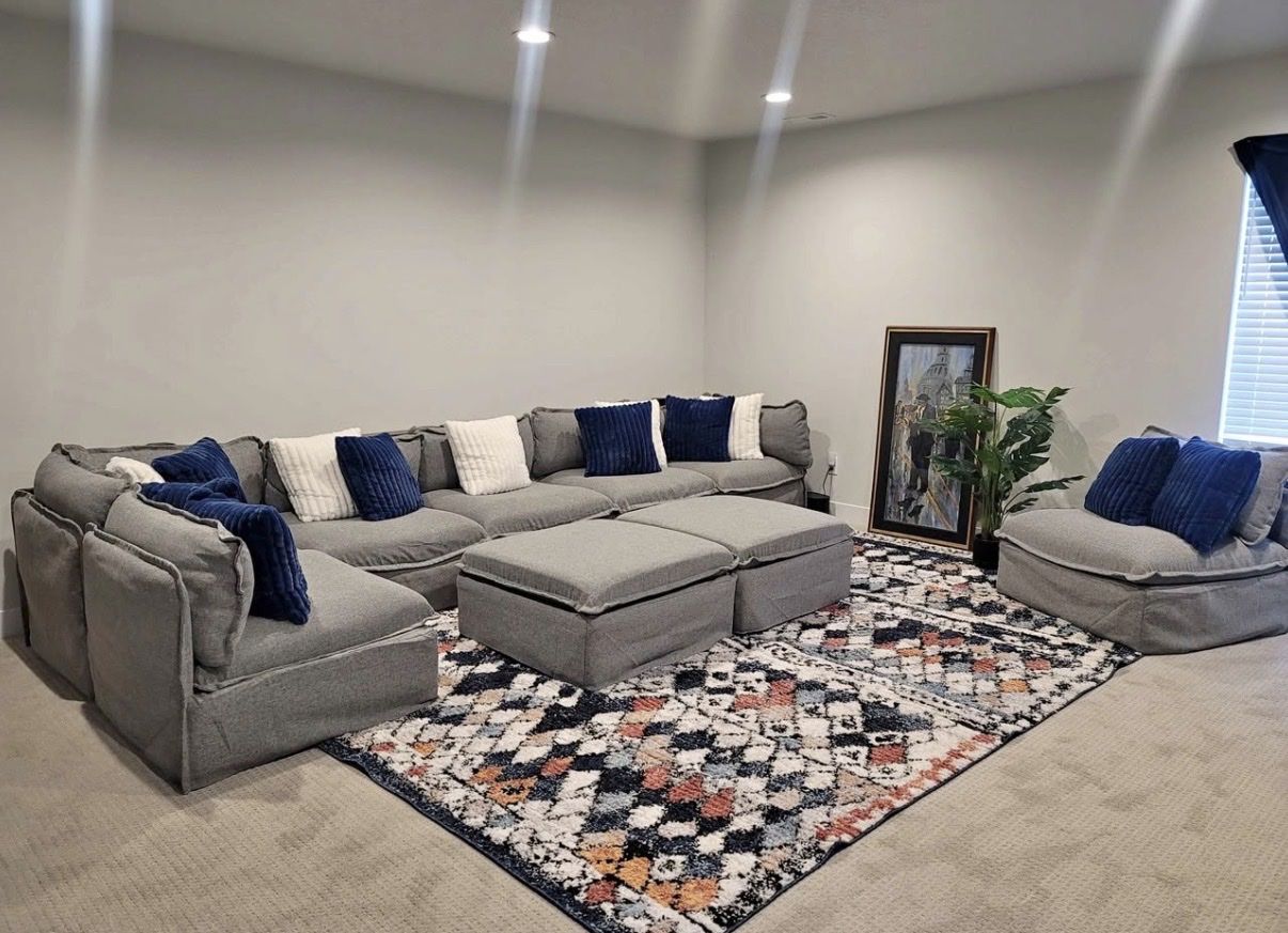 New Anabei Modular Sectional & 2 Ottomans
