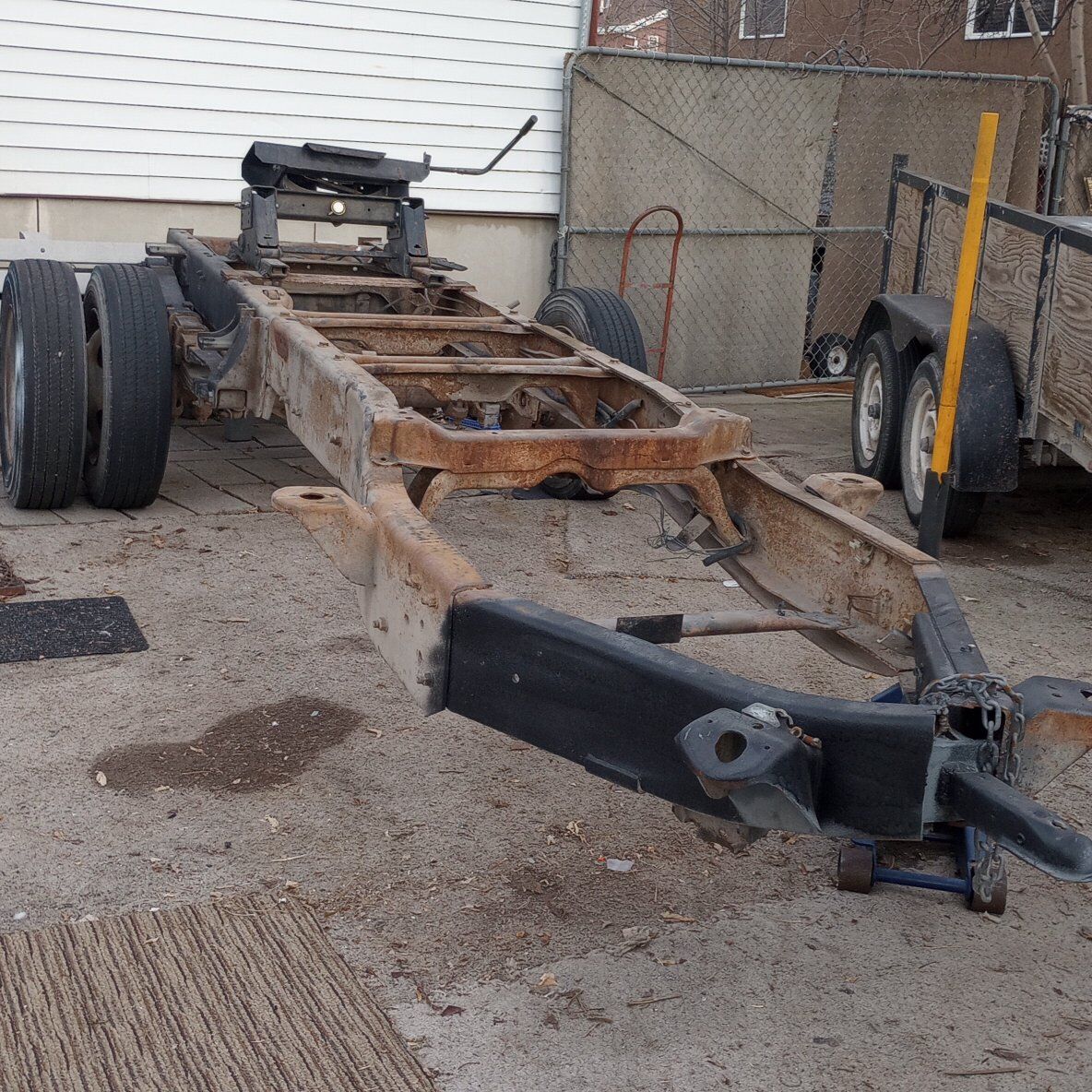 Trailer frame with 5th wheel