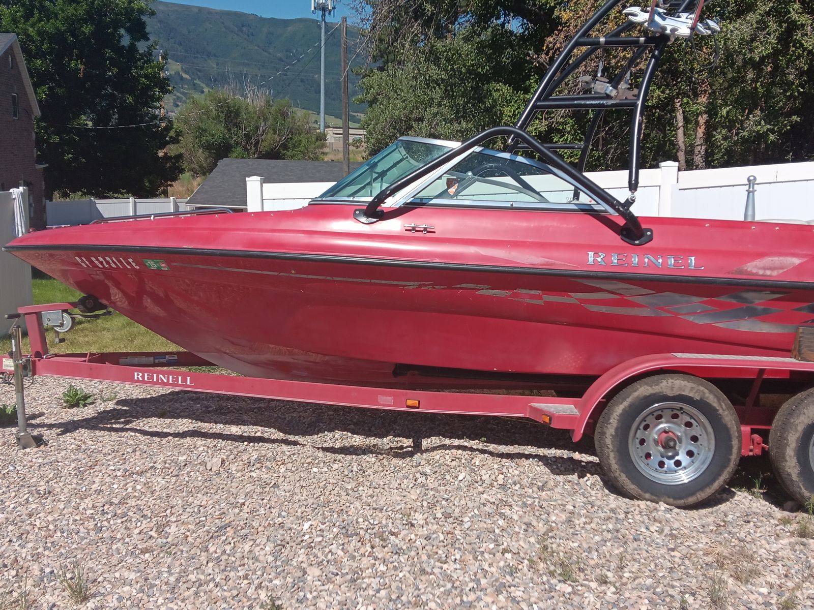 2004 reinell 205  runs but needs work new prop fuel pump has been sitting awhile 