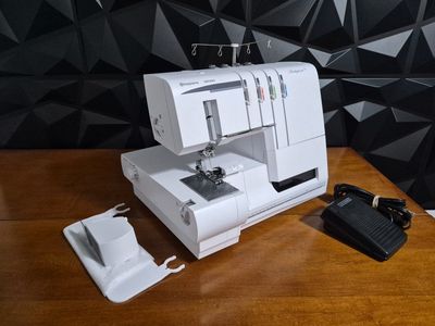 Husqvarna Viking Huskylock s21 Serger Sewing Machine. Tested. Excellent Conditions!