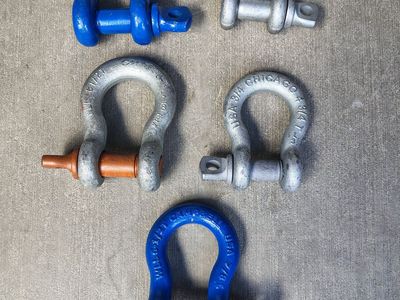 set of five shackles ,screw pin , 8 and 1/2 ton to