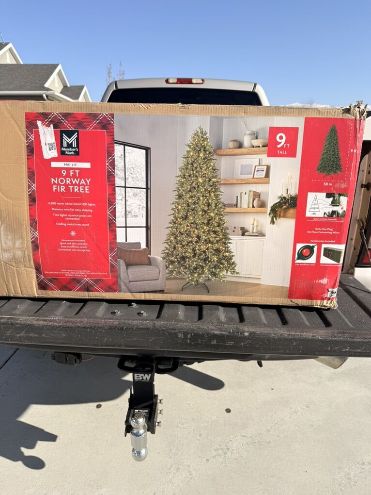 NEW IN BOX 9ft Members Mark 9' Norway Fir Tree