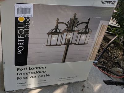 Portfolio Outdoor Post Lantern Lampadaire Rust Finish Clear Beveled Glass 3-Light
