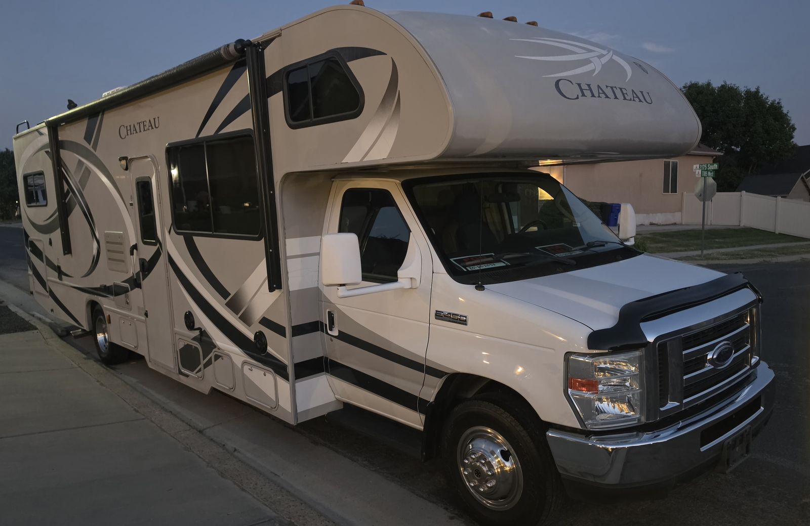 2014/15 Thor Chateau 31E Class C Motorhome With Bunk Beds! Only 26k Miles