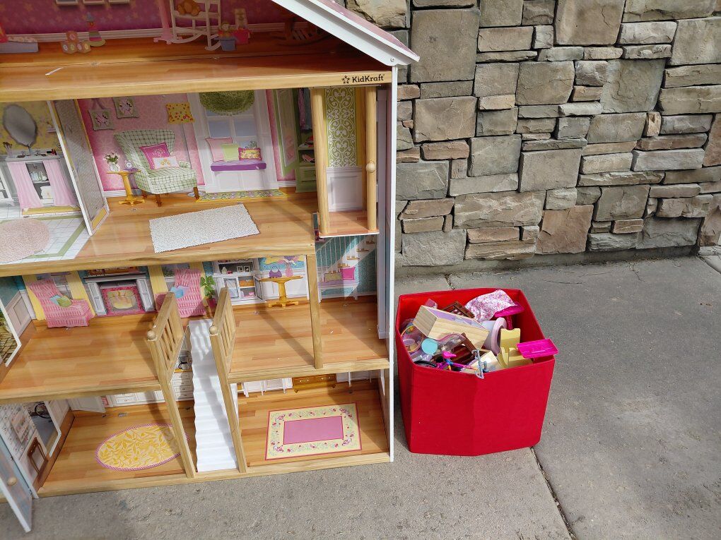 Kidcraft doll house