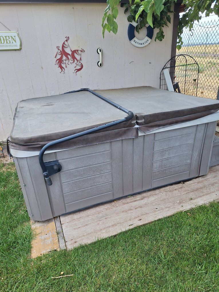 Master Spas Hot Tub Spa with Cover and Digital Display
