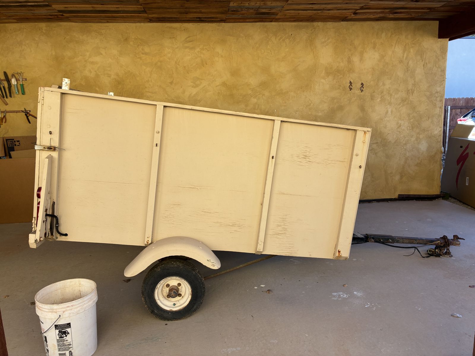 utility trailer with tow lights