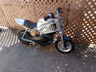 Razor RSF350 does not come with batteries