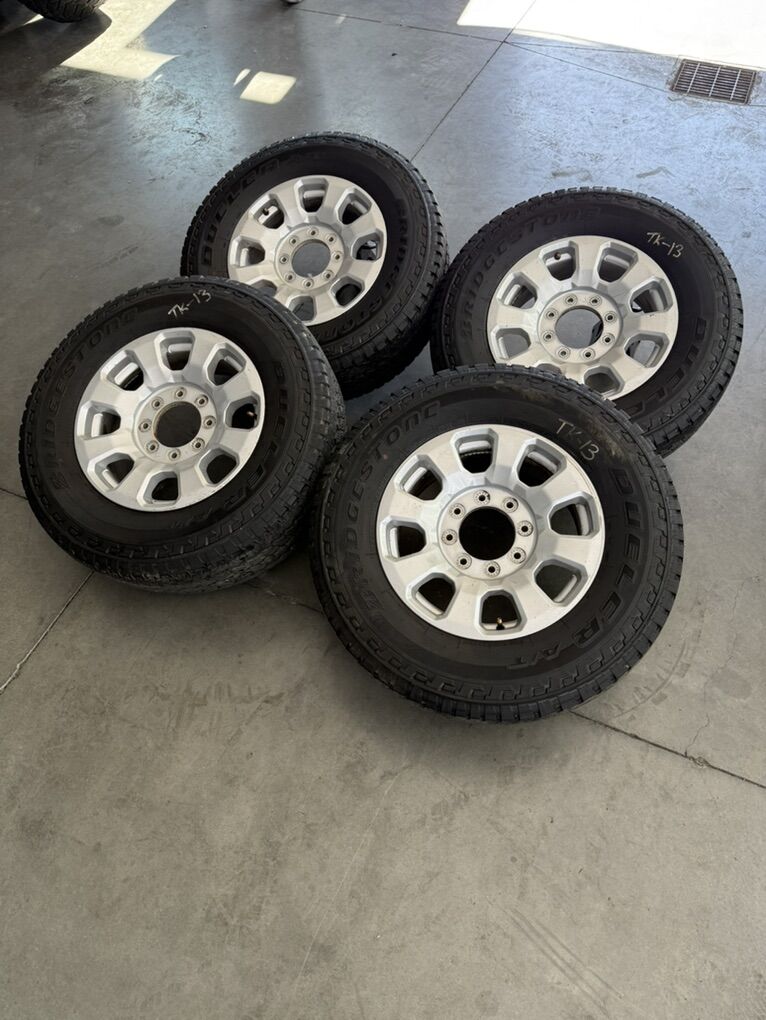 LIKE NEW 2025 F350 18in wheels/ 275/70/18 Tires