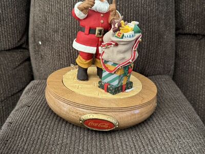Coca Cola Santa Muical Box Figurine