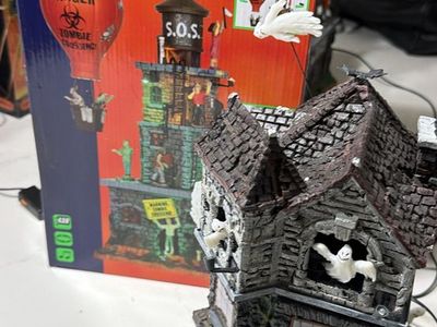 Lemax Spooky Town Zombie Fortress Lighted Halloween Village Building with Box