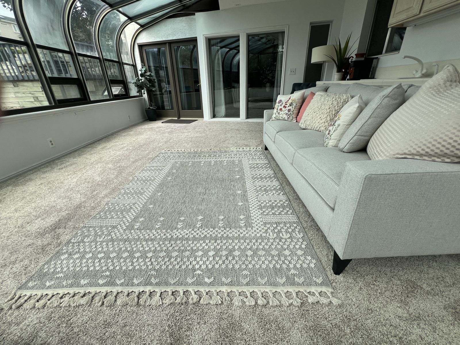 Gray & White Patterned Area Rug with Tassels (approx. 5x7 ft)
