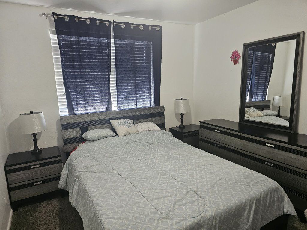 Queen Bedroom Set/ Juego de Recámara Queen