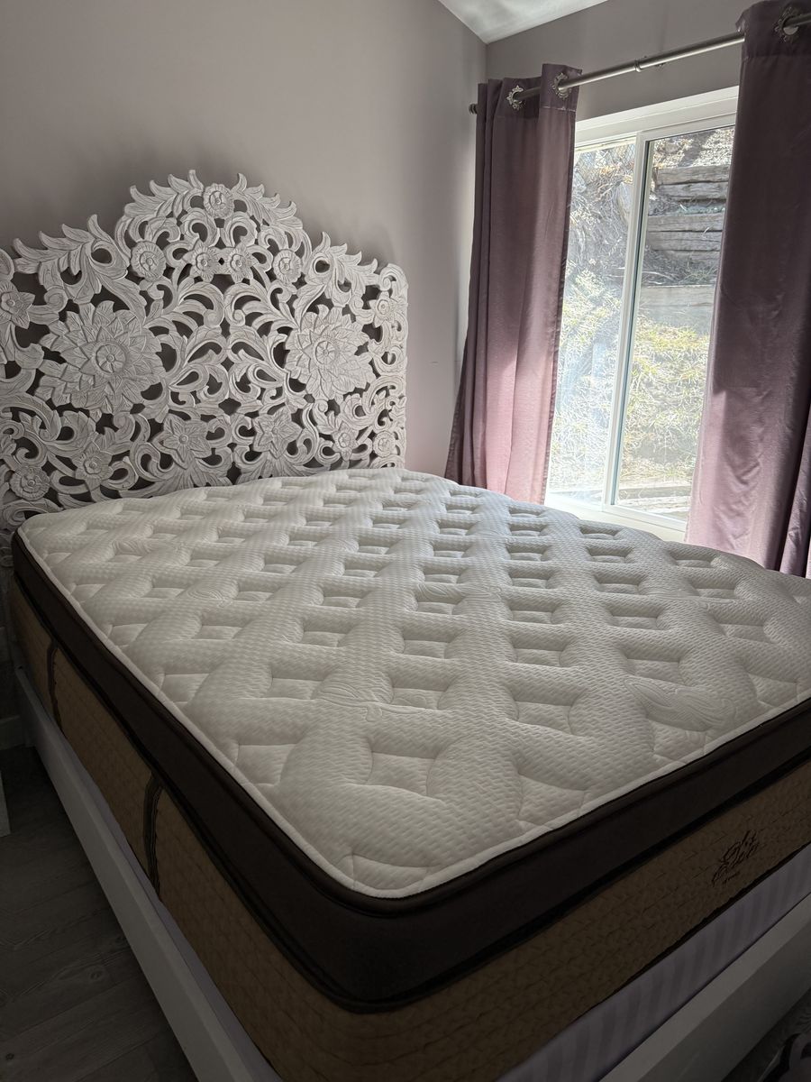 Midnight Elite by Helix, queen Mattress, like new, best of the best