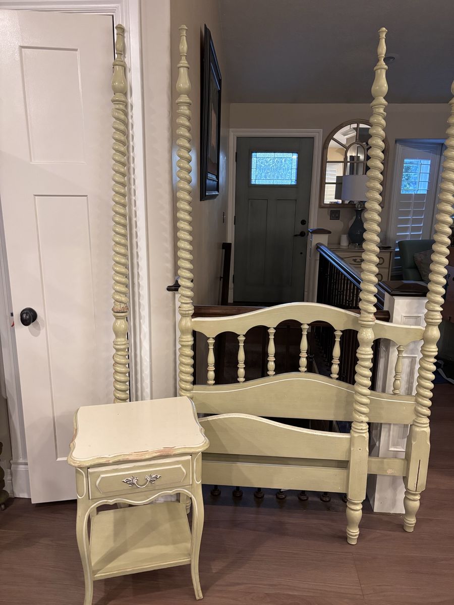 Rare Henry Link Mid-Century French Provincial Twin Four Poster Barley Twist Spindle Bed And Nightstand