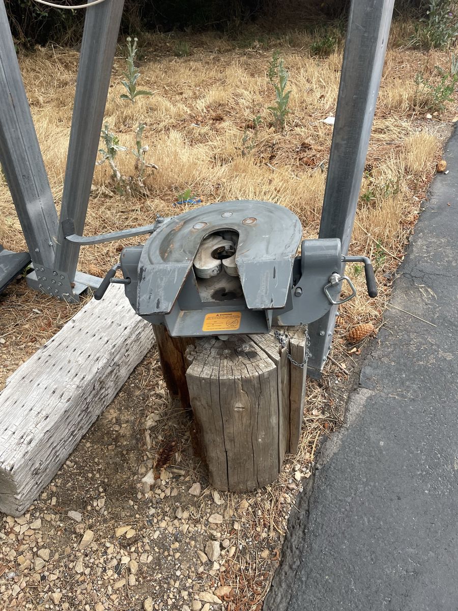 Semi-Truck Fifth Wheel Hitch - Heavy Duty Towing Equipment
