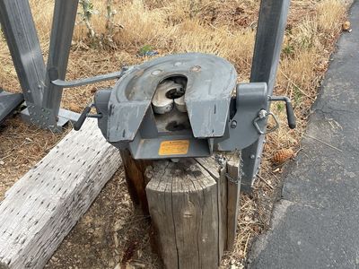Semi-Truck Fifth Wheel Hitch - Heavy Duty Towing Equipment
