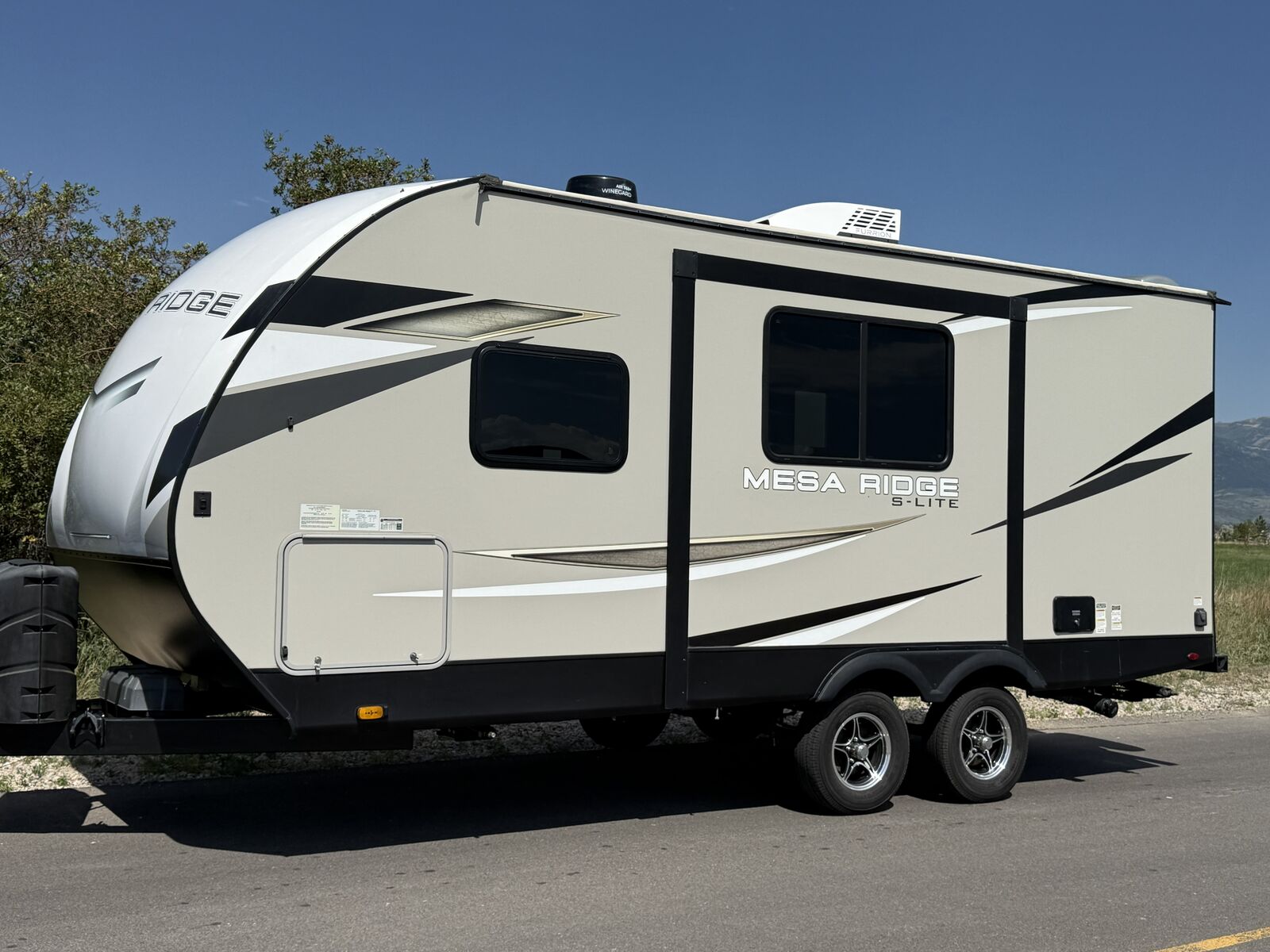 2022 Mesa Ridge 212FB, Sleeps 4, 24 ft., approx. 5,000 lbs., LIKE NEW