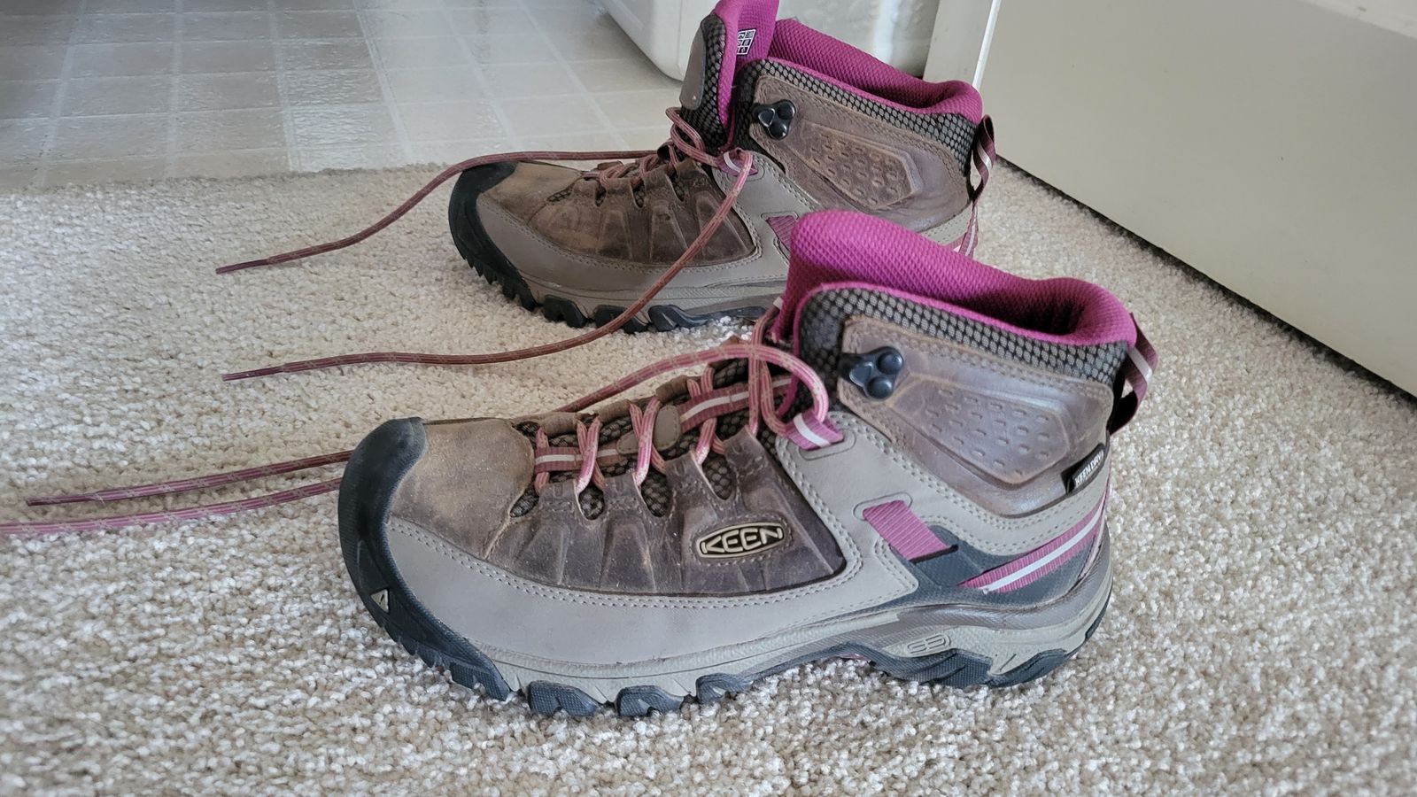 Keen Targhee III Waterproof Mid Hiking Boots - Women's US 9 - Brown/Magenta